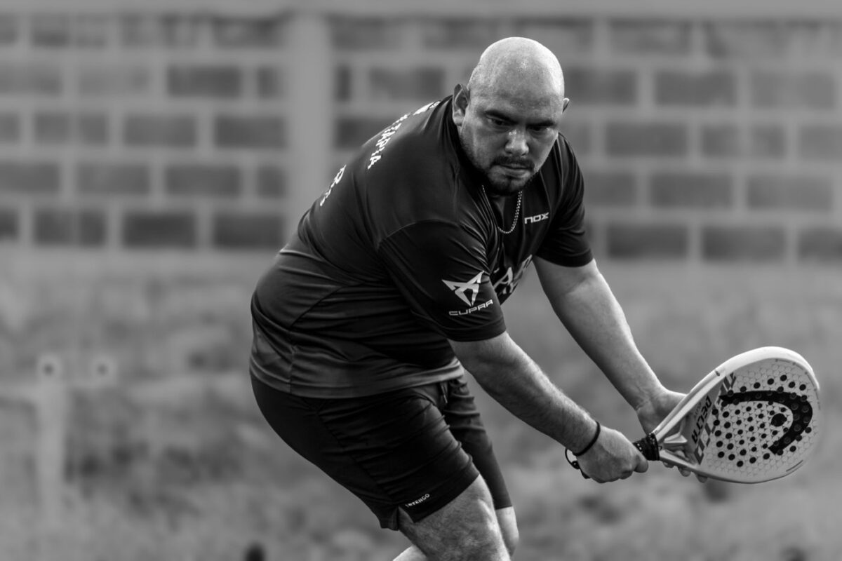 Améliorer le revers à deux mains au padel