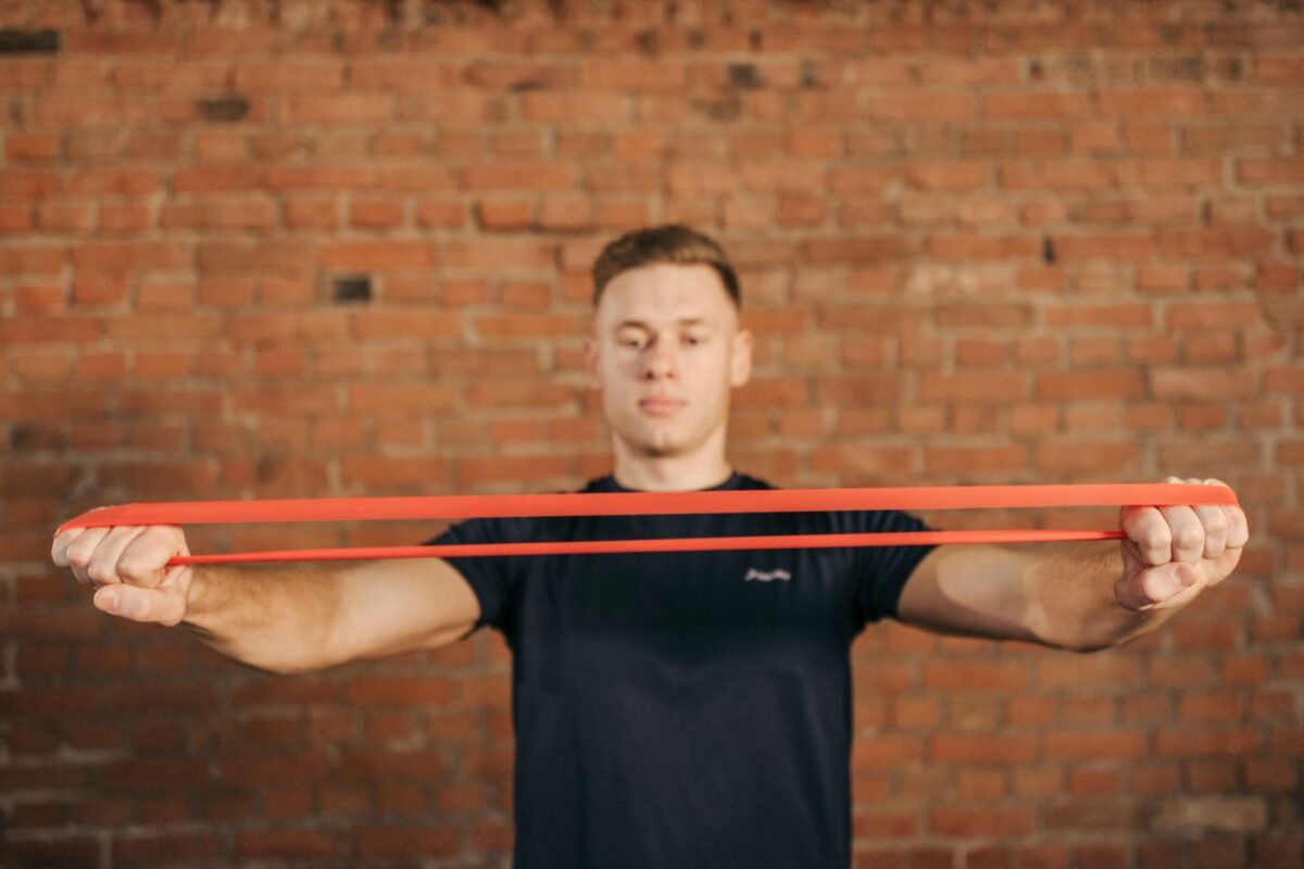 Protections et gestes pour prévenir la tendinite au padel