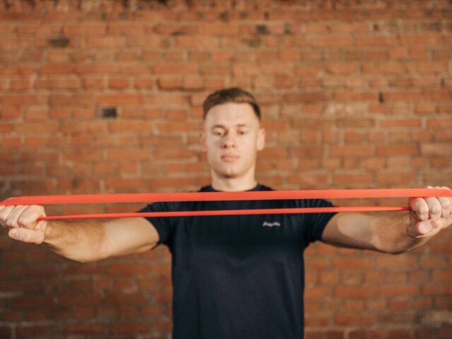 Protections et gestes pour prévenir la tendinite au padel