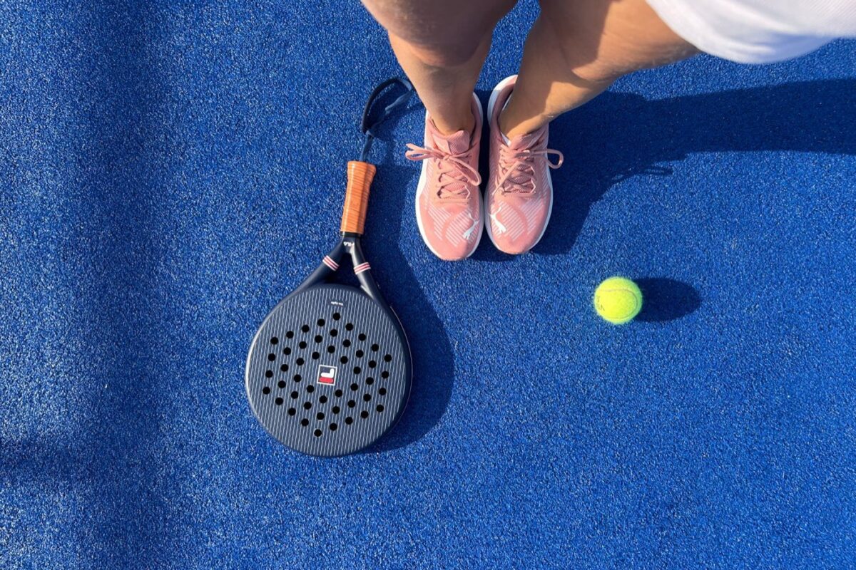 Motifs de perforation et différences de tamis en padel