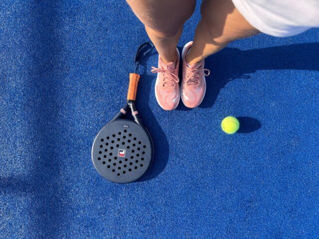 Motifs de perforation et différences de tamis en padel