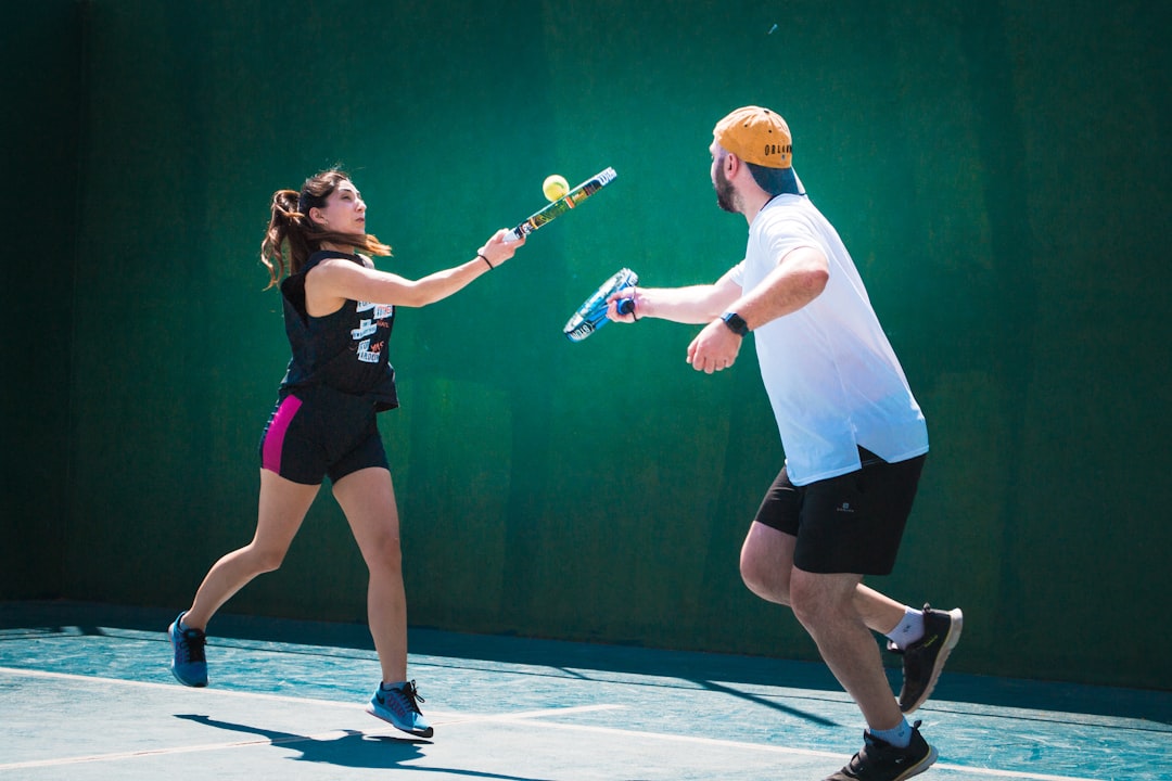Technique et exercices du smash haut au padel