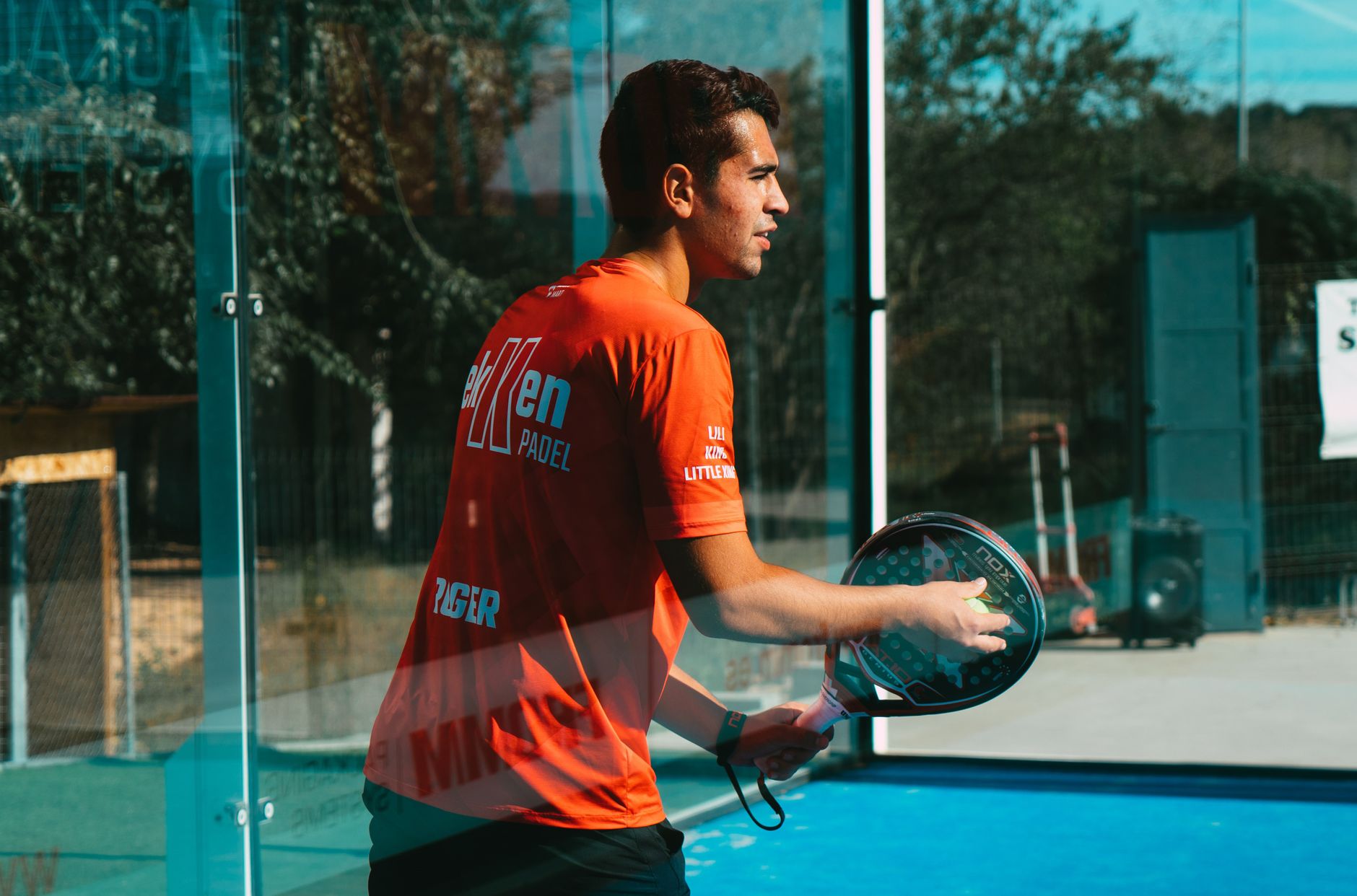Échauffement collectif avant un match de padel